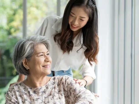 Sau khi lần lượt chuyển đến sống cùng 4 con, tôi nhận ra: Về già, tiền bạc có sẵn trong tay mới là hạnh phúc nhất!