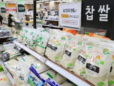 Giá gạo tại nền kinh tế lớn thứ 4 thế giới leo thang kỷ lục, quốc gia láng giềng liền nhận tin vui