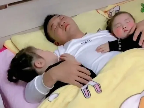 Kiểm tra camera ở nhà thấy chồng ôm 2 con gái ngủ say, cảnh tượng ở góc giường khiến vợ đỏ mặt