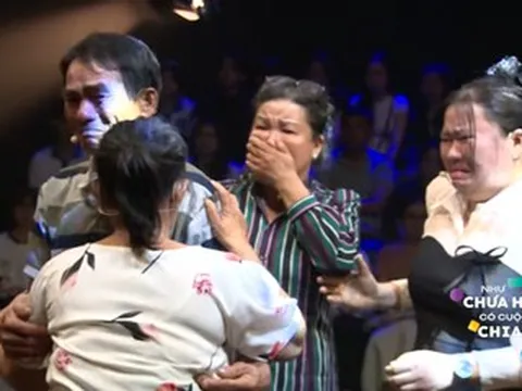 Phút hội ngộ đẫm nước mắt của người đàn ông thất lạc gia đình hơn 40 năm