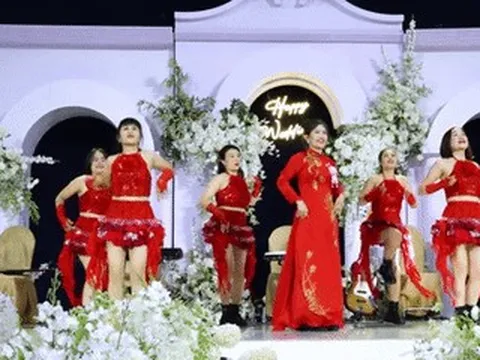 Quà độc lạ bố mẹ dành tặng cô dâu trong ngày cưới ‘gây bão’ mạng 2025