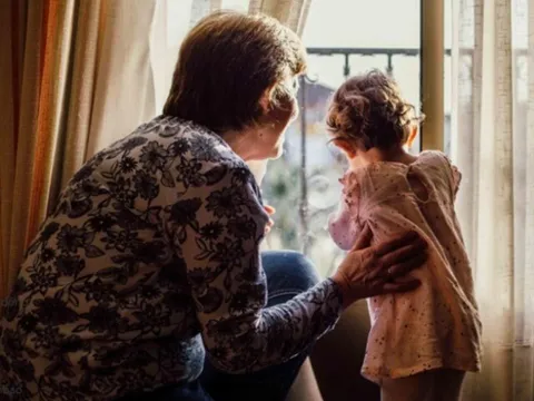 Giúp con trai chăm cháu, làm việc nhà suốt nhiều năm, tiêu hết cả tiền lương hưu, tới lúc ốm tôi mới ân hận