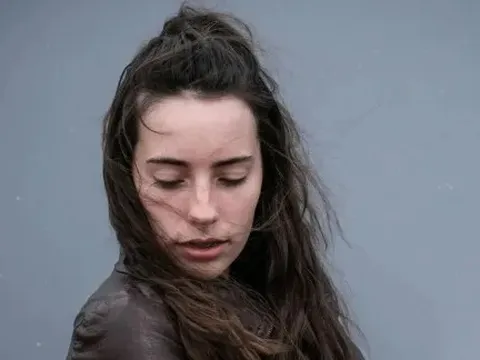 8 dấu hiệu tóc đang lão hóa sớm