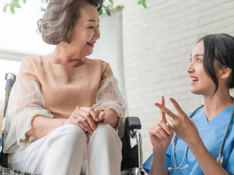 Đưa mẹ vào viện dưỡng lão sau 4 tháng chăm sóc: Không phải tôi bất hiếu mà là bất lực