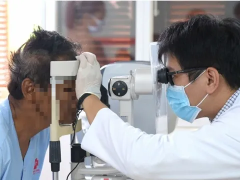 Mảnh vỡ lưỡi cưa máy găm trực diện vào mắt người đàn ông