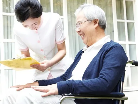 Giúp việc lương 15 triệu/tháng nhưng lười, bí mật tới thăm thấy cảnh cô ấy và bố già, tôi tăng lương