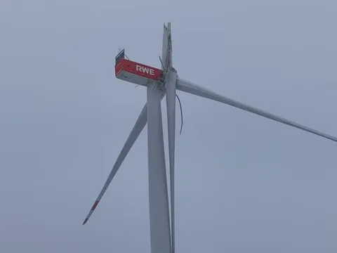 Cánh turbine điện gió “treo lơ lửng” ở độ cao 160 mét gây lo lắng