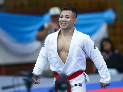 'Quỷ lùn' Đào Hồng Sơn tốt nghiệp đại học