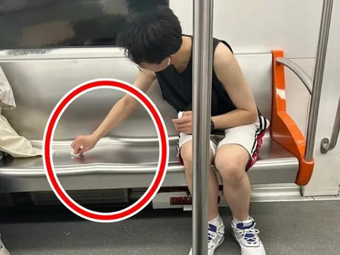 Bức ảnh chụp lén nam sinh trên tàu điện gây bão mạng xã hội, hành khách nhìn chăm chăm hành động trên ghế ngồi