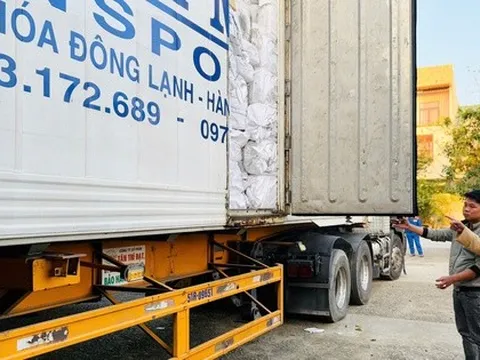 CSGT bất ngờ phát hiện "bí mật" về lô hàng 10 tấn trên xe đầu kéo