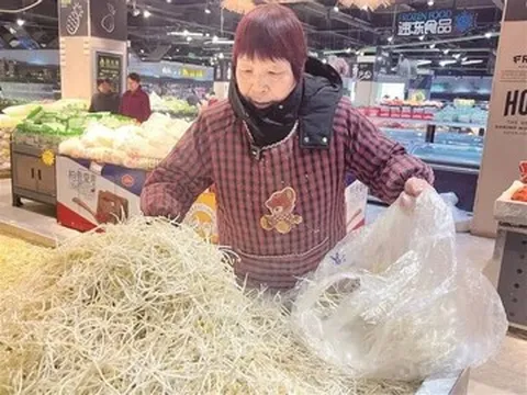 Tìm người gửi 300 nghìn đồng 23 năm trước, người phụ nữ 60 tuổi vỡ òa hạnh phúc