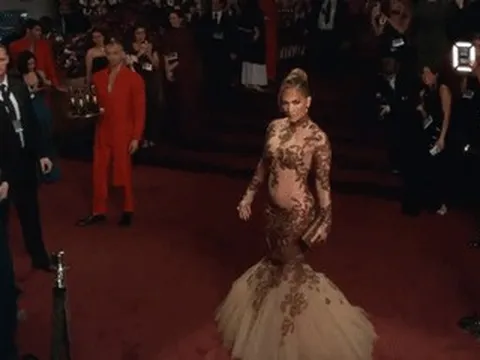 Jennifer Lopez U60 vẫn khiến fan nín thở vì đầm xuyên thấu lộ đường cong sexy