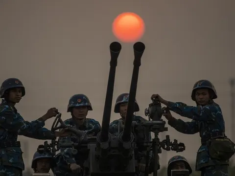 Pháo phòng không luyện tập sẵn sàng chiến đấu, góp phần bảo vệ Đại hội Đảng