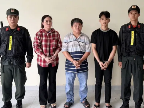 TPHCM ngày 12-1: mạnh tay với "xe dù, bến cóc"; hé lộ bí mật bên trong xưởng sản xuất mì sợi