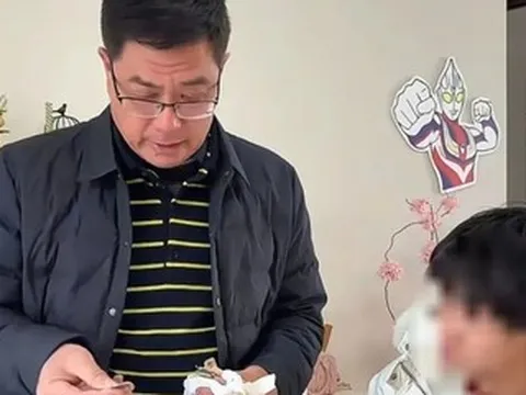 Xúc động con trai 63 tuổi 'dốc hết tiền', đi tìm người mẹ đã mất 40 năm