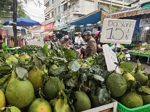 Giá bưởi da xanh bất ngờ rẻ ngay trước tháng Chạp