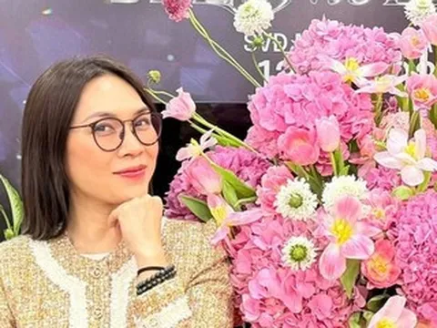 Cục trưởng Xuân Bắc 'làm đẹp' cho NSND Tự Long, Mỹ Tâm mừng sinh nhật tuổi 45