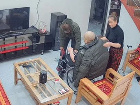 Thông gia tai biến, gãy chân, người phụ nữ Thái Nguyên sớm chiều sang chăm sóc