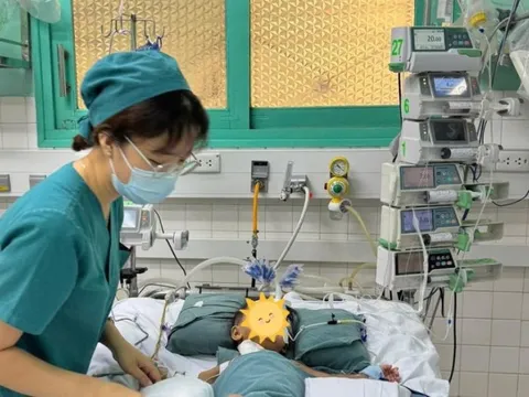 Chạy đua từng giờ cứu bé nhiễm virus nguy kịch