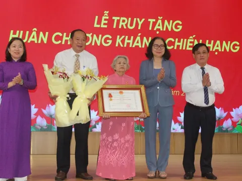 Truy tặng Huân chương kháng chiến hạng Ba cho liệt sĩ Trần Văn Tư