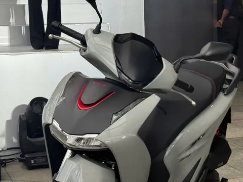 "Vua xe ga" Honda SH 160i 2026 bản cao cấp nhất về Việt Nam: Giá hơn 104 triệu, có một nâng cấp siêu "đáng tiền"