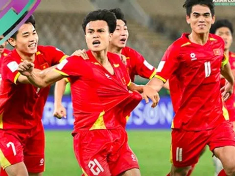 Hòa Minzy hào phóng tặng quà, MC Lại Văn Sâm vỡ oà khi U23 Việt Nam thắng UAE