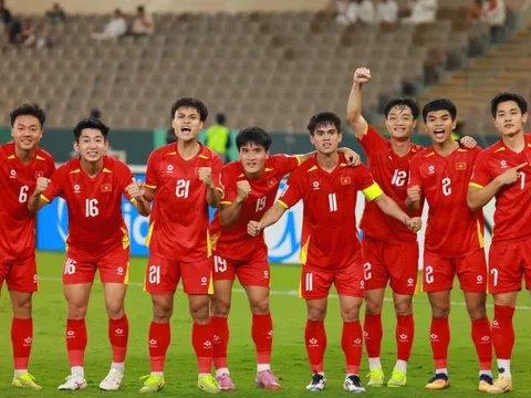 Hòa Minzy tặng quà, Trấn Thành tung ảnh đặc biệt chúc mừng khi U23 Việt Nam thắng U23 UAE