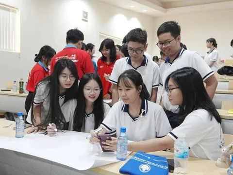 Quá tải trường lớp ở TP.HCM: Học sinh phải học 3 ca mỗi ngày