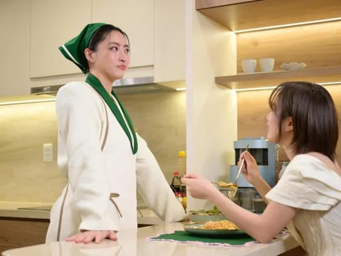 Rời cuộc sống Hoa hậu, Lương Thùy Linh làm người giúp việc, thu dọn chuồng thú trong Xinh-Đờ-Rê-Linh