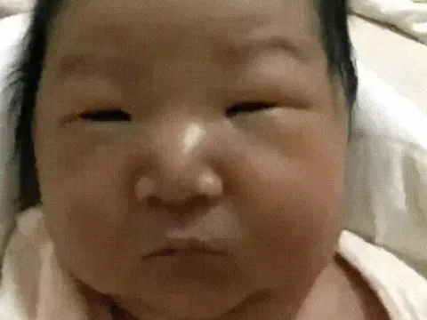 Bé sơ sinh chào đời bị gọi là "vịt con xấu xí", vài năm sau lột xác thành búp bê Hoa khôi bao chàng mê