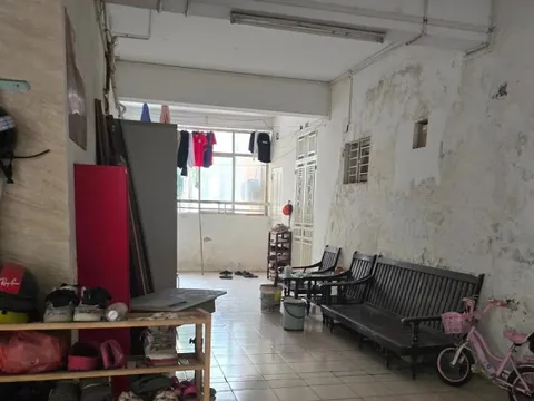 Hà Nội: Cận cảnh hành lang, cầu thang thoát hiểm của chung cư biến thành nhà kho