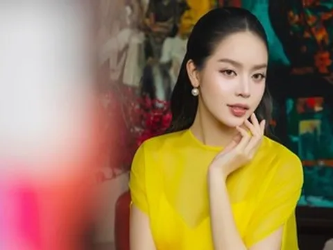 Hoa hậu Thanh Thủy diện váy vàng, đỏ rực rỡ đón xuân