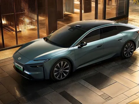 Sắp mở bán ô tô điện Toyota lớn hơn Camry: 'Ruột' Huawei, tầm hoạt động 700 km, giá tương đương 760 triệu đồng