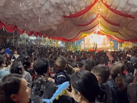 Bố Hiểu Minh bắc rạp, mẹ Lê Phát lắp máy chiếu mời bà con xem bán kết U23 châu Á