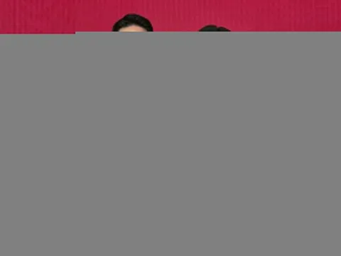 Hai MC tường thuật khai mạc Đại hội XIV của Đảng bằng tiếng Anh