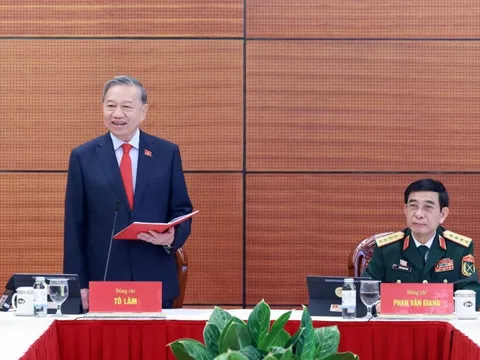 Đại biểu làm việc tại Đoàn, thảo luận các Văn kiện Đại hội XIV của Đảng