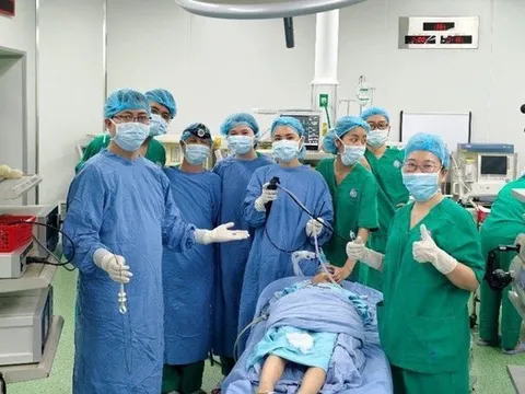 Bé trai 7 tuổi bị hóc dị vật đường hô hấp do thói quen nguy hiểm khi học bài