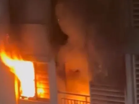 Cháy chung cư ở TP.HCM lúc rạng sáng, ba mẹ con bị thương nặng