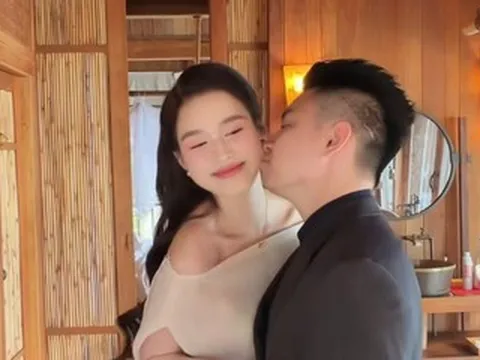 Chồng doanh nhân thơm má hoa hậu Đỗ Thị Hà, Trung Ruồi đẹp đôi bên Hương Ly