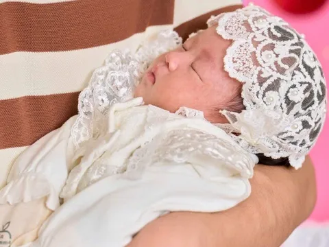 Khoảnh khắc đáng yêu của con gái 1 tháng tuổi nhà MC Thùy Linh – Phùng Đức Hiếu