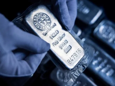 Bạc vượt 100 USD/ounce