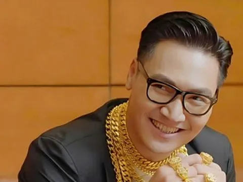 Mạnh Trường khoe vàng đeo kín người, NSND Trung Anh đăng ảnh chế gây cười