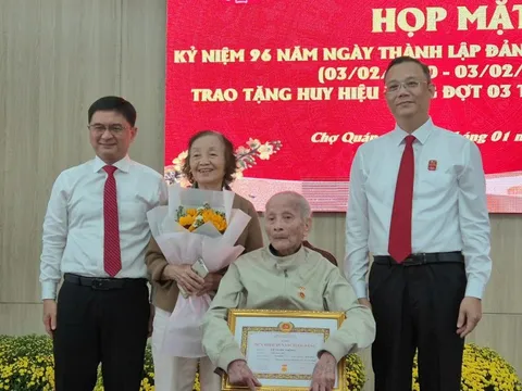 Trao huy hiệu Đảng tại phường Chợ Quán