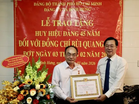 Lãnh đạo Thành uỷ TPHCM trao Huy hiệu Đảng cho nguyên Thứ trưởng Bộ Công an