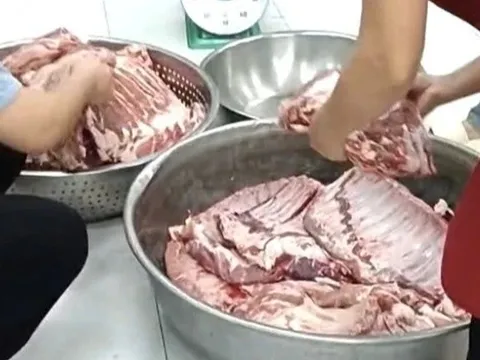 Chính quyền vào cuộc vụ thịt lợn không đảm bảo định tuồn vào trường