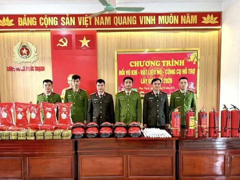 Hà Tĩnh: Người dân mang súng AK đến công an xã đổi lấy bánh chưng