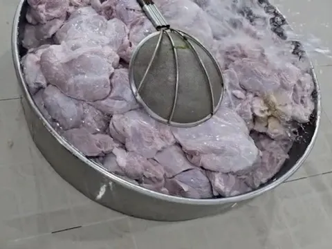 Hàng nghìn học sinh dừng ăn bán trú do nghi thực phẩm bẩn ở TP.HCM