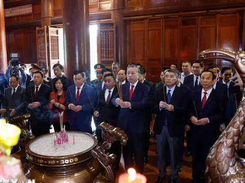Tổng Bí thư Tô Lâm dâng hương tưởng niệm Chủ tịch Hồ Chí Minh tại Nghệ An
