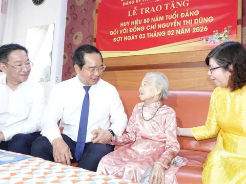 Chủ tịch UBND TPHCM trao tặng Huy hiệu 80 năm tuổi Đảng cho đảng viên Nguyễn Thị Dũng