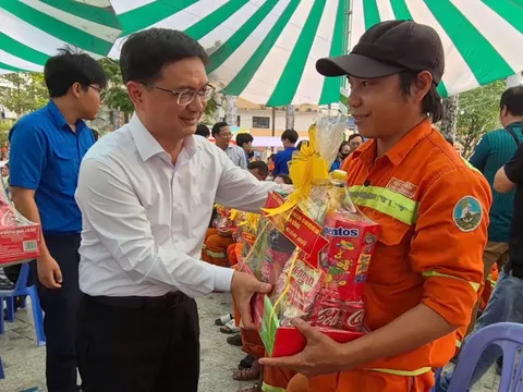 Lãnh đạo TPHCM tặng quà Tết cho người lao động khó khăn ở phường An Đông
